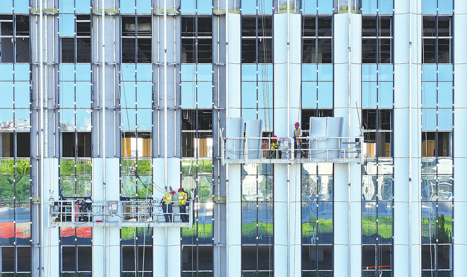 　　5月3日，施工人员在稷山县工人文化宫建设项目施工现场加紧施工。该项目将为职工和群众提供学习娱乐、体育健身、就业推荐、创业孵化、技能培训、图书阅览等一站式的综合服务。