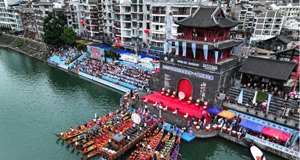 贵州镇远：古城赛龙舟