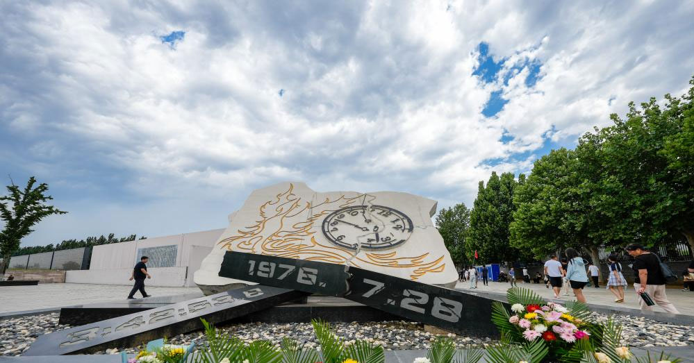 地震纪念墙前寄哀思