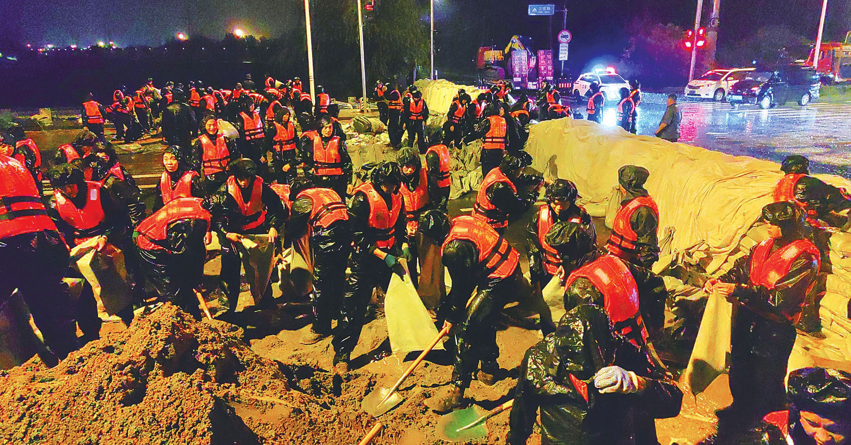 北京：暴雨中的营救