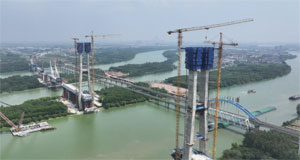沪渝蓉高铁跨京杭运河斜拉桥主塔封顶