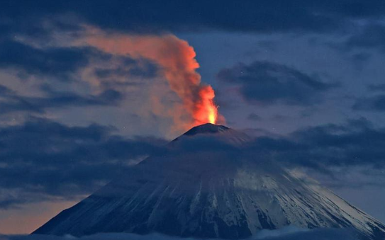 俄罗斯堪察加半岛克柳切夫火山喷发