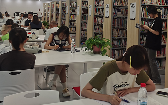 山西阳城：书香伴夏 时尚避暑