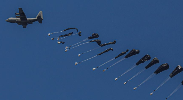 加沙地带：空投物资