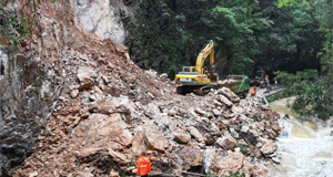 湖北保康：强降雨致交通受阻