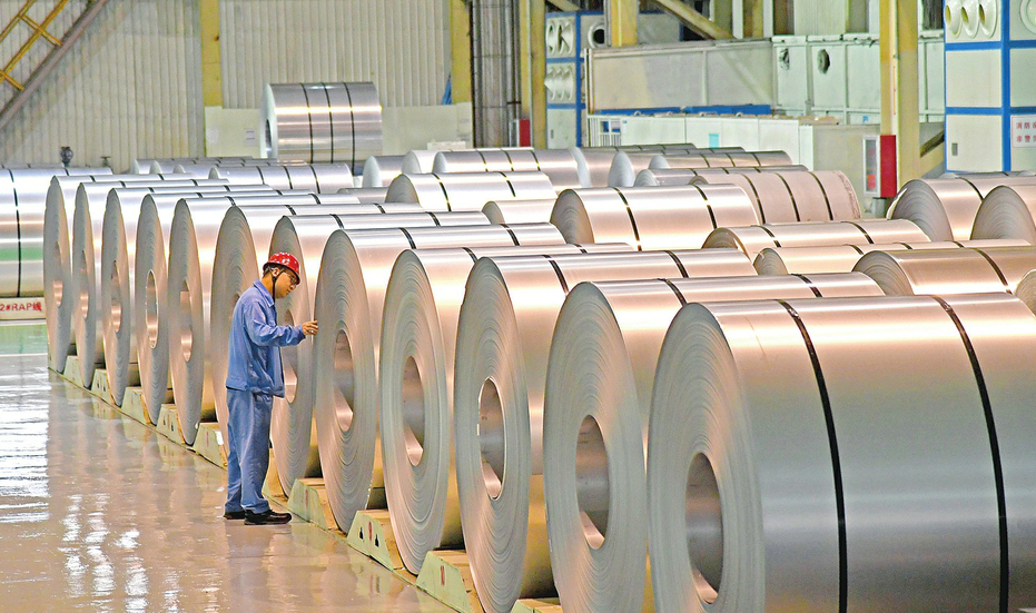 　　8月12日，中国宝武太钢集团不锈冷轧厂职工在核对不锈钢创新品种批号。太钢通过构建产业链生态圈协同创新机制，促进以不锈钢为主的先进钢铁材料的快速研制与市场应用，创新力度显著。