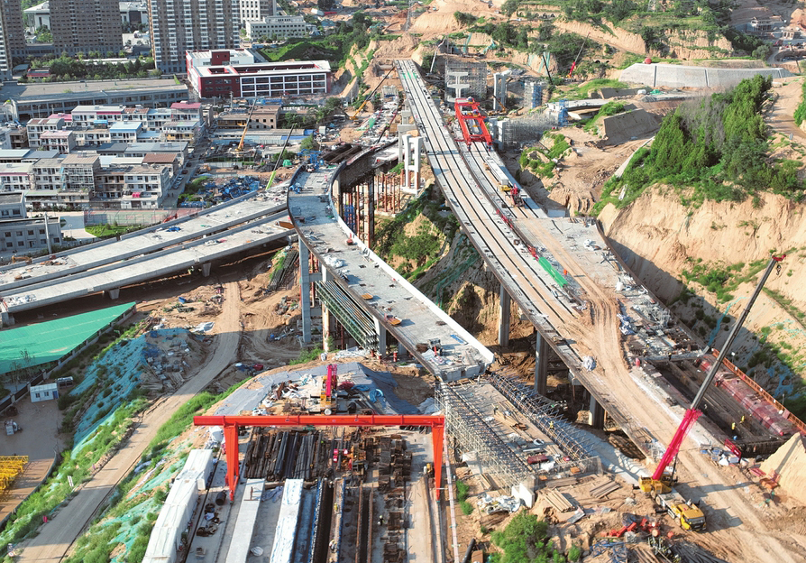 吕梁市主城区到新区快速路项目施工现场一派繁忙，桥梁、道路等工程紧锣密鼓推进，工程机械有序作业。项目建成后将加速构建城市交通新脉络，助力区域互联互通。