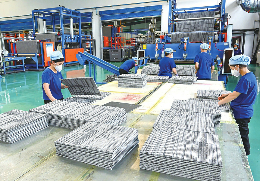 山西长治雅瑞地毯有限公司方块毯生产车间，工人正加紧赶制订单。近年来，该公司持续完善科技创新体系，引进先进生产设备，加大产品研发力度，产品远销20多个国家。