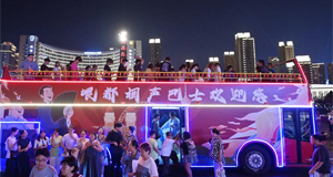 在欢声笑语中开行的“相声巴士”