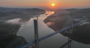 西十高铁汉江特大桥钢桁梁合龙