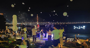 夜经济点亮“滨海浪漫线”