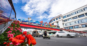 西藏：“日光之城”喜意浓