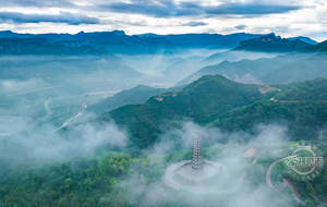 雨后云海锁鳌峰 太行胜景入画来