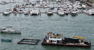 台风“剑鱼”来袭 船只回港避风