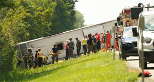 美国纽约州旅游大客车翻车