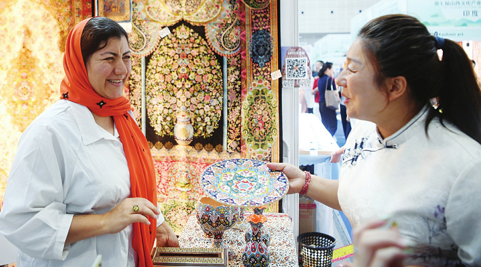 科技牵手文化 展馆内创意满满”随着山西文博会展览规模的不断扩大，其国际“朋友圈”也在持续拓展。来自35个国家的200余家境外企业参展，搭建起全球文化交流的广阔平台，集中展现了“文化走出去、产业引进来”的展会理念。这不仅提升了三晋文化的国际影响力，也为本土文化企业带来了更多国际化发展机遇，让三晋文化绽放出更加耀眼的光芒，走向全国、走向世界。