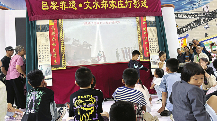 非遗灯影戏俘获不少“小影迷”演出现场，台前的小朋友自觉地坐成一排，聚精会神地看着银幕上的故事情节；台下是里三层外三层的游客；舞台上，银幕背后，演出人员一边操作灯影皮偶，一边唱词。尽管台词是地道的文水方言，但丝毫不影响围观游客的热情观看。有好奇的孩子，台前看得不过瘾，跑到幕后来看细节。