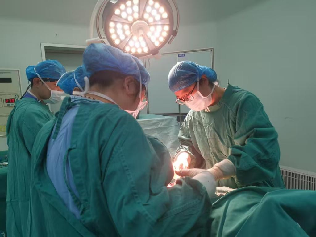 ▲赵志亮医生手术中 配图2