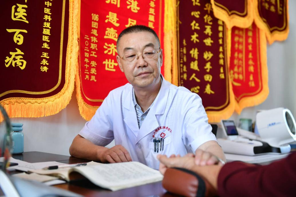 ▲王永清医生给患者把脉 配图1