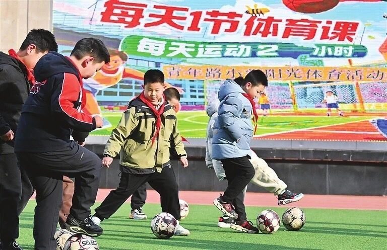 ▲太原青年路小学的孩子们在进行体育活动 配图2
