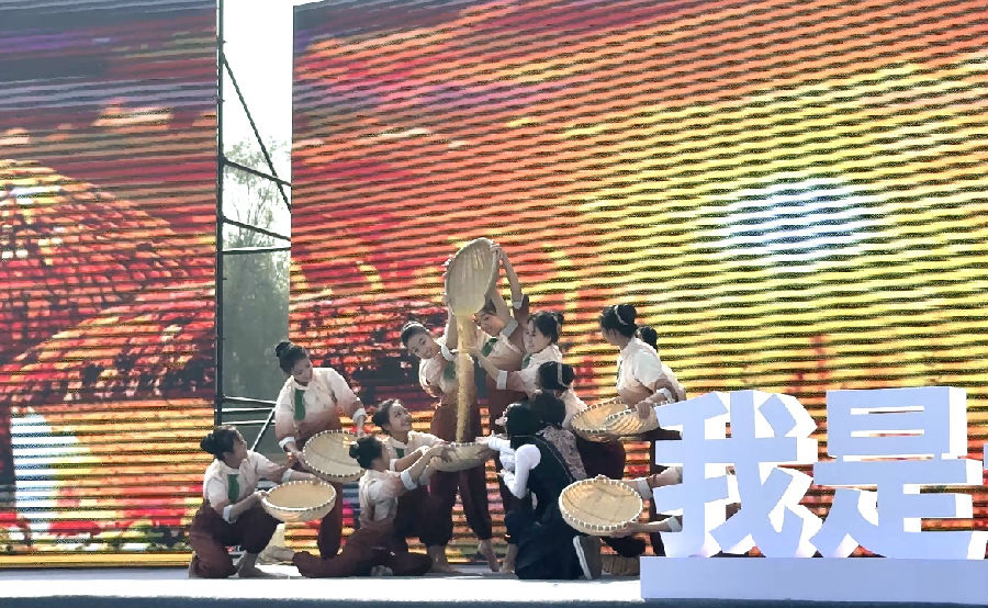舞蹈系专业师生情景演绎晋品故事(席兆平 摄)
